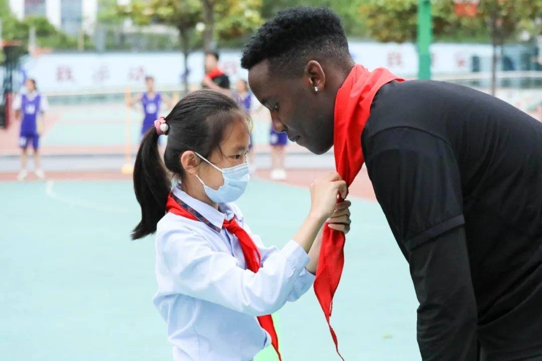 青少年篮球爱好者如何提高接球技巧?_0